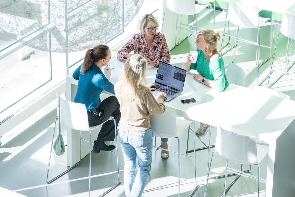 4 vrouwen overleggen aan tafel 4 vrouwen overleggen aan tafel